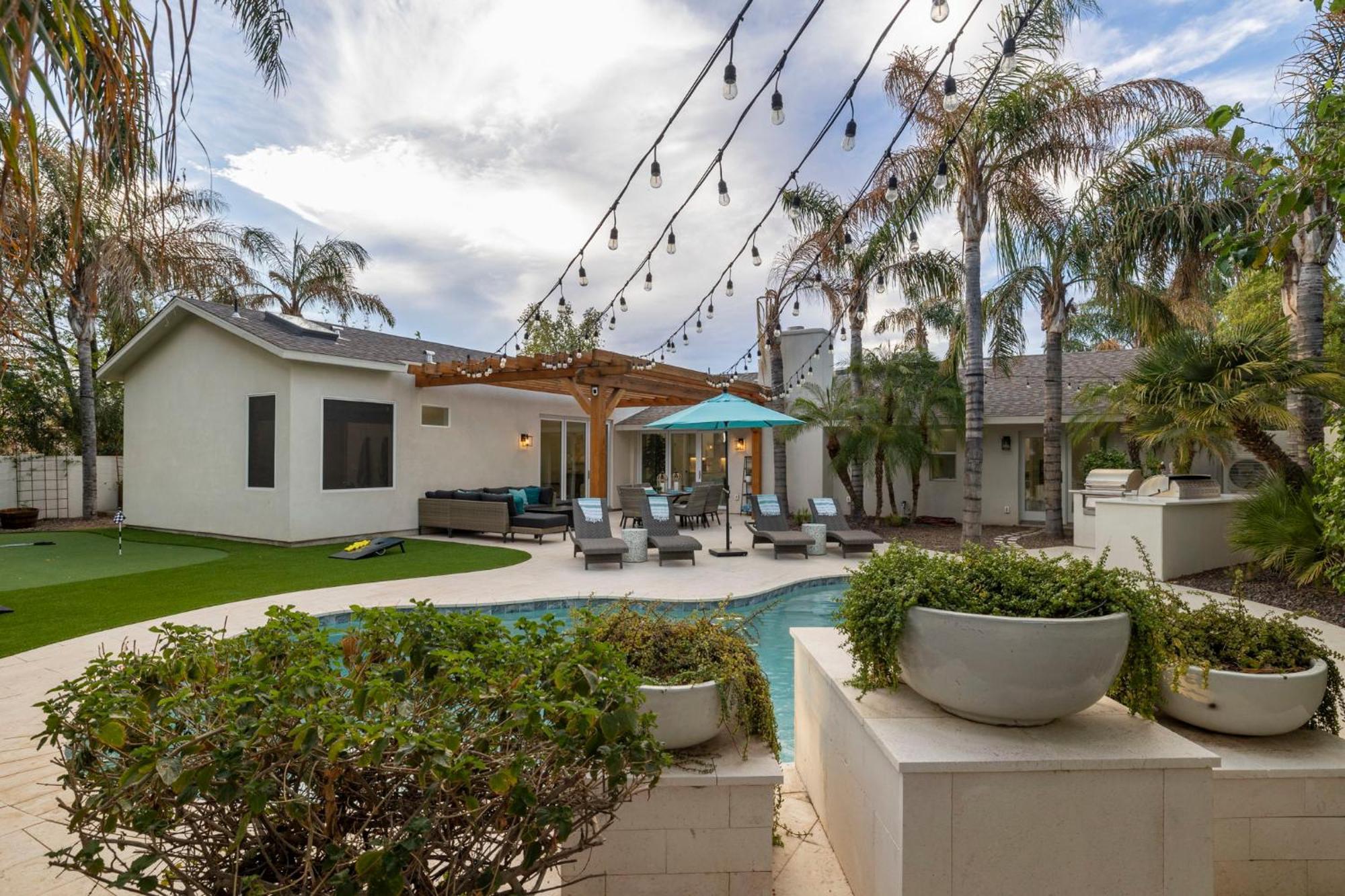 Outdoor Misters W Pool, Bbq & Elegant Renovation Casa de férias